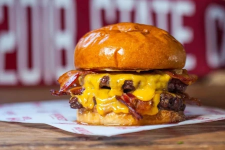 Hundred Burgers, la marca española de las mejores hamburguesas del mundo, preparada para comerse el mundo