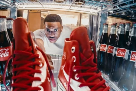 El rojo icónico se calza: una nueva colaboración estratégica entre coca-cola y converse triunfa en redes sociales