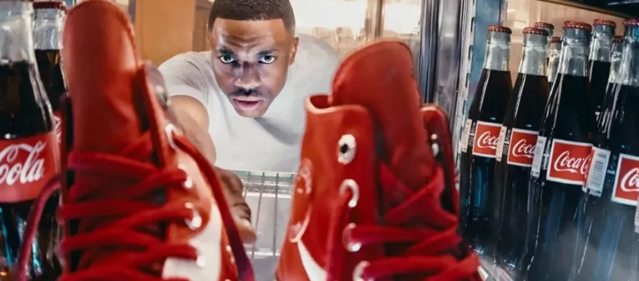 El rojo icónico se calza: una nueva colaboración estratégica entre coca-cola y converse triunfa en redes sociales