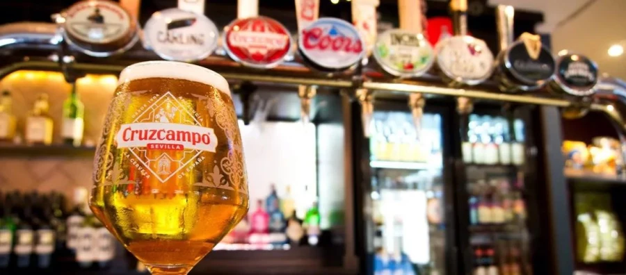 El Gobierno prohíbe la publicidad de alcohol en bares y terrazas: hosteleros obligados a retirar logotipos y anuncios de marcas comerciales