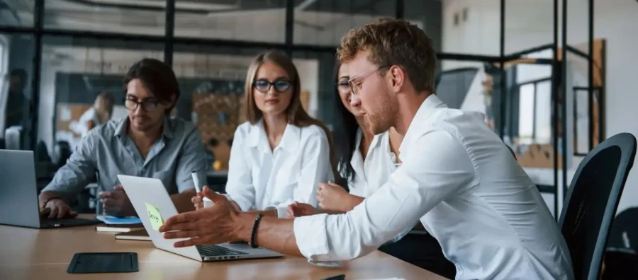 ¿Pueden la singularidad humana y las narrativas auténticas convertirse en la nueva ventaja competitiva del marketing frente a la IA?