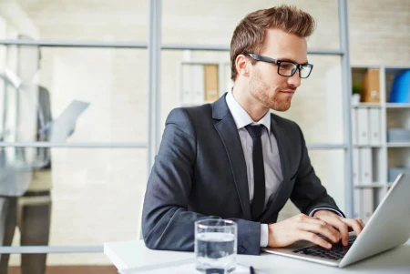 Competencias esenciales en inteligencia artificial que todo profesional del marketing debe dominar en 2025