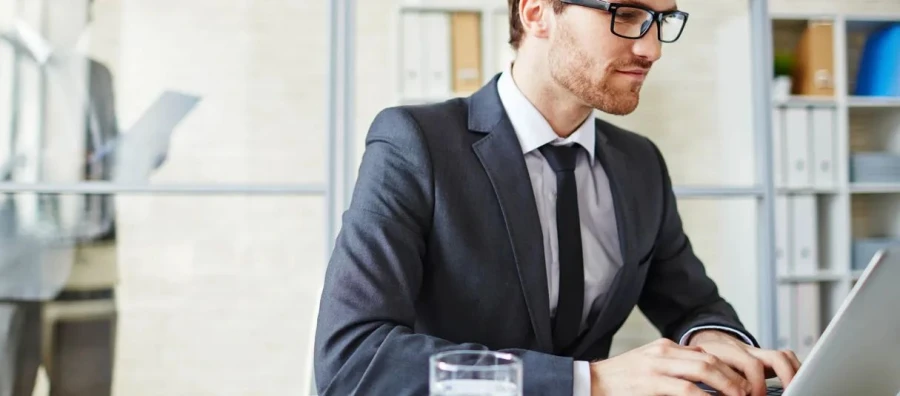 Competencias esenciales en inteligencia artificial que todo profesional del marketing debe dominar en 2025