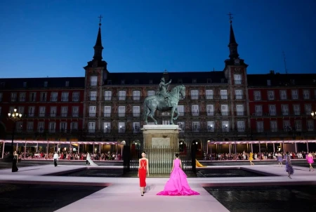 La estrategia de marca de Carolina Herrera transforma la Plaza Mayor en un evento viral de moda y cultura