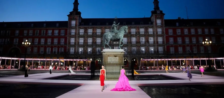 La estrategia de marca de Carolina Herrera transforma la Plaza Mayor en un evento viral de moda y cultura