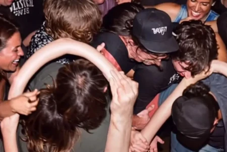 Valentino se convierte en el centro de la polémica al usar IA para crear perturbadores anuncios publicitarios de su nuevo bolso DeVain