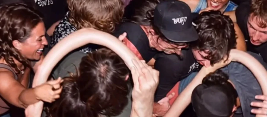 Valentino se convierte en el centro de la polémica al usar IA para crear perturbadores anuncios publicitarios de su nuevo bolso DeVain