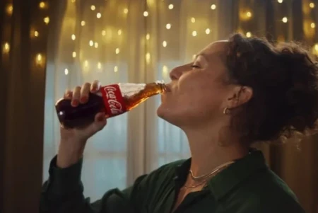 De la inteligencia artificial a la emoción auténtica: Coca-Cola evoluciona su narrativa para la navidad de 2025
