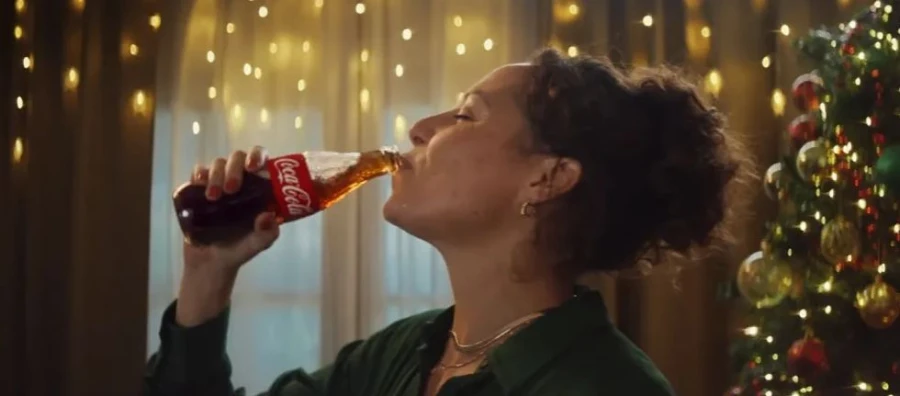 De la inteligencia artificial a la emoción auténtica: Coca-Cola evoluciona su narrativa para la navidad de 2025