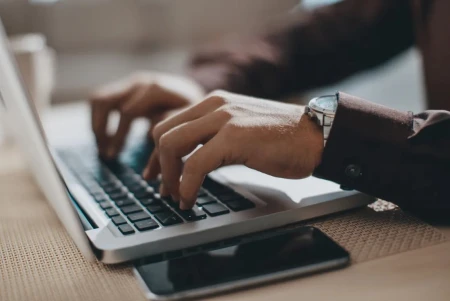 ChatGPT puede escribir cualquier cosa pero OpenAI busca 'Content Strategist' para mejorar su SEO y posicionamiento en buscadores