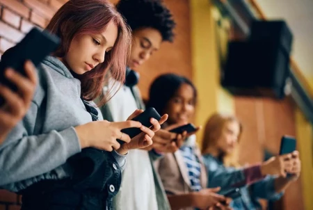 El control parental y las regulaciones digitales son la nueva prioridad europea que evalúa un límite de edad para el acceso a plataformas y redes sociales