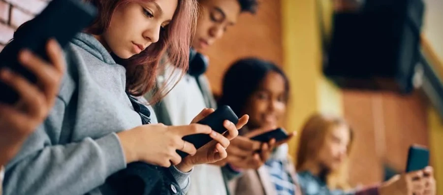 El control parental y las regulaciones digitales son la nueva prioridad europea que evalúa un límite de edad para el acceso a plataformas y redes sociales