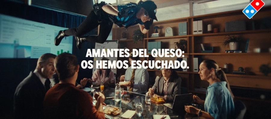 “Amantes del queso: os hemos escuchado”: Domino’s convierte a sus repartidores en espías para lanzar sus nuevas pizzas Deluxe