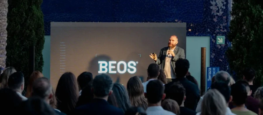 AgenciaSEO.eu celebra su 
10º aniversario presentando BEOS y BEOS Group, su nuevo ecosistema de marcas