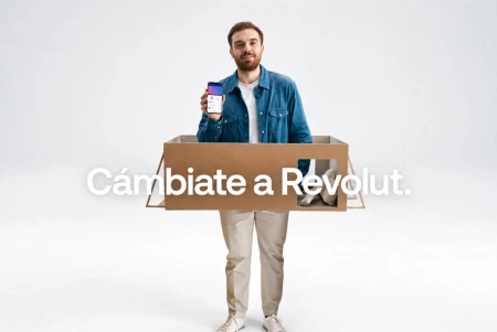 Revolut y Turbo encierran a Ibai Llanos en mini maquetas de espacios cotidianos para retratar la ansiedad de las gestiones bancarias