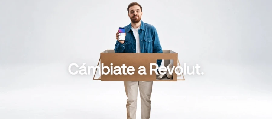 Revolut y Turbo encierran a Ibai Llanos en mini maquetas de espacios cotidianos para retratar la ansiedad de las gestiones bancarias