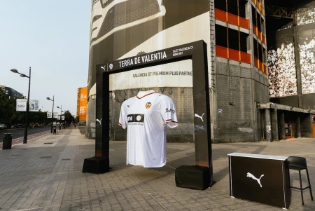 Puma convierte la nueva camiseta oficial del Valencia CF en un monumento gigante