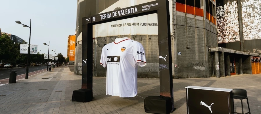 Puma convierte la nueva camiseta oficial del Valencia CF en un monumento gigante