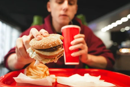 Cómo las marcas de comida anulan la saciedad: El cerebro sigue buscando publicidad de alimentos procesados después de comer