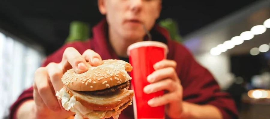 Cómo las marcas de comida anulan la saciedad: El cerebro sigue buscando publicidad de alimentos procesados después de comer