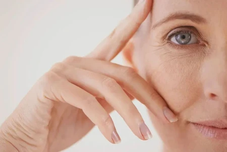 Cómo los estereotipos de edad en los anuncios de belleza afectan la identidad silver