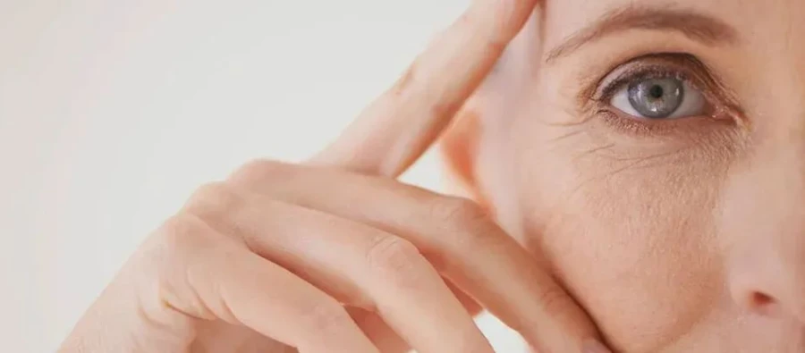Cómo los estereotipos de edad en los anuncios de belleza afectan la identidad silver