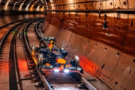 Cómo la impresionante campaña publicitaria de Red Bull ha logrado meter un Fórmula 1 en el metro de Madrid