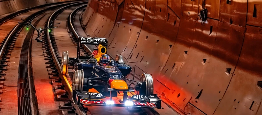 Cómo la impresionante campaña publicitaria de Red Bull ha logrado meter un Fórmula 1 en el metro de Madrid