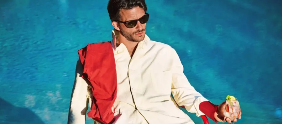 Jonathan Bailey asume su nuevo papel como Chico Martini