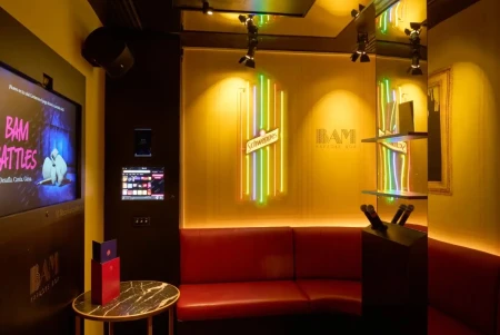 La Sala Amarilla BAM by Schweppes®, un nuevo espacio en BAM Karaoke Box inspirado en el icónico neón de la Gran Vía