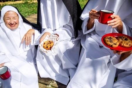 VICIO presenta su nueva cookie con una campaña inspirada en las reposteras más antiguas de la historia: las monjas