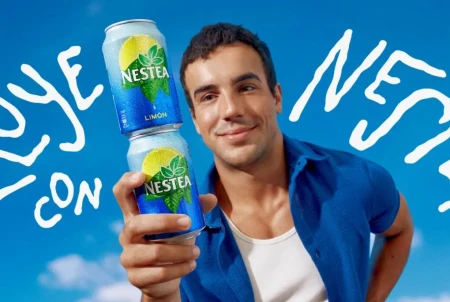 ‘Fluye con Nestea’, la nueva campaña de verano de Nestea con óscar casas y clers