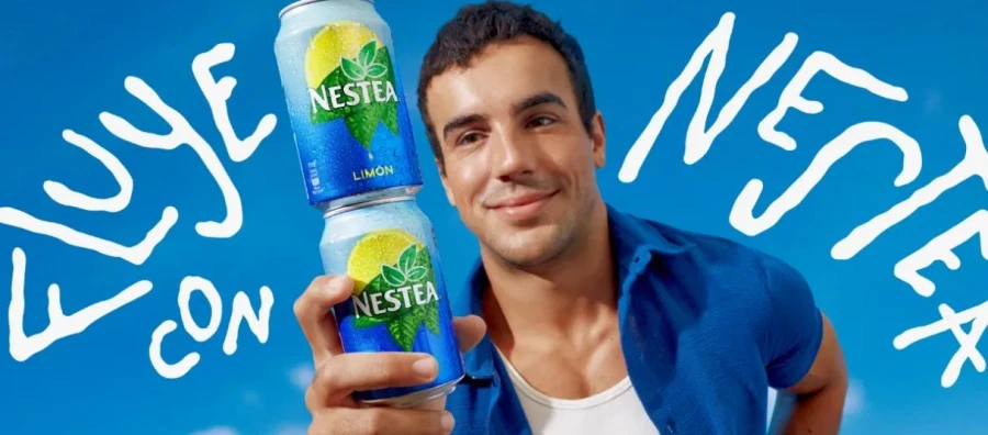 ‘Fluye con Nestea’, la nueva campaña de verano de Nestea con óscar casas y clers