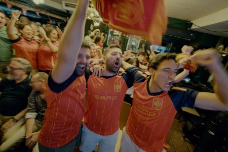 EBRO transforma un Bar Manolo de Madrid para vivir la pasión de la selección de madrugada