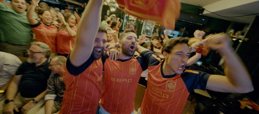 EBRO transforma un Bar Manolo de Madrid para vivir la pasión de la selección de madrugada