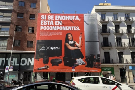 La nueva campaña publicitaria de PcComponentes reinventa la polémica del enchufe con Juls Janeiro