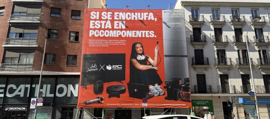 La nueva campaña publicitaria de PcComponentes reinventa la polémica del enchufe con Juls Janeiro