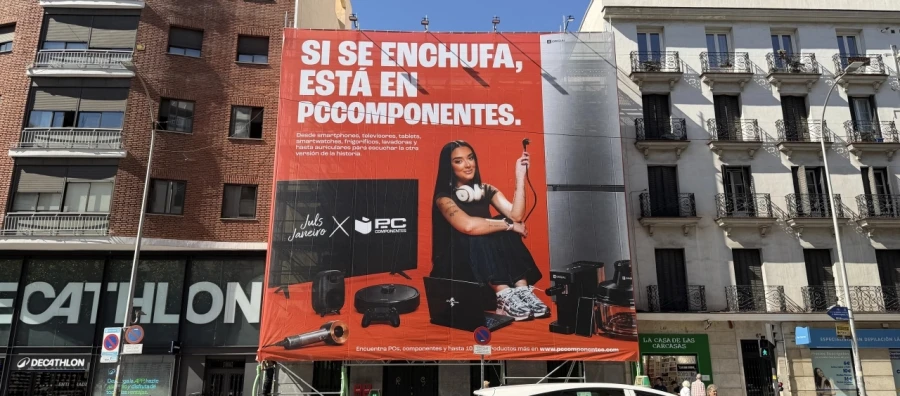 La nueva campaña publicitaria de PcComponentes reinventa la polémica del enchufe con Juls Janeiro