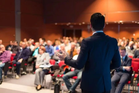 La eficiencia de costes y la autenticidad humana dominan el debate sobre los principios tradicionales del marketing y los retos de la industria publicitaria