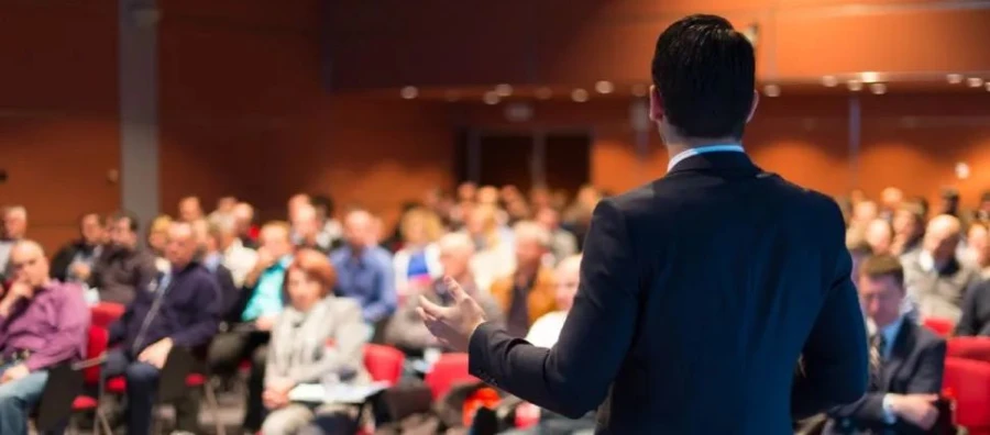La eficiencia de costes y la autenticidad humana dominan el debate sobre los principios tradicionales del marketing y los retos de la industria publicitaria