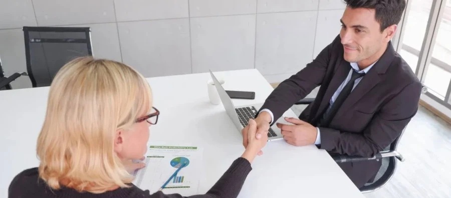 La entrevista ya no empieza en la sala: empieza en tu pantalla