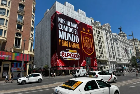 ElPozo despliega una lona gigante en el centro de Madrid para apoyar a la Selección Española