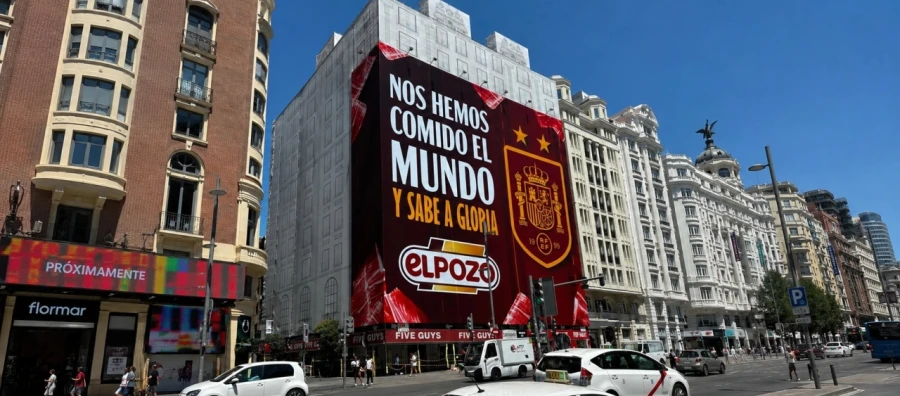 ElPozo despliega una lona gigante en el centro de Madrid para apoyar a la Selección Española