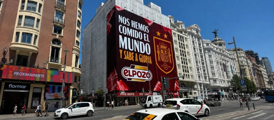 ElPozo despliega una lona gigante en el centro de Madrid para apoyar a la Selección Española