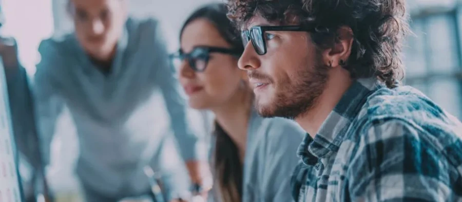 Las agencias de medios y creativas alertan de un déficit crítico de talento estratégico en plena transformación por la IA