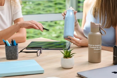 La utilidad gana a la novedad: qué revela el merchandising corporativo sobre las marcas españolas