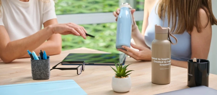 La utilidad gana a la novedad: qué revela el merchandising corporativo sobre las marcas españolas