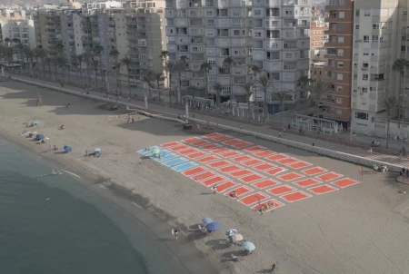 Telpark transforma la playa del Zapillo en un original aparcamiento de toallas gigantes