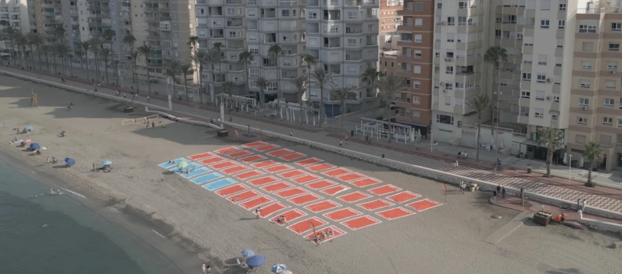 Telpark transforma la playa del Zapillo en un original aparcamiento de toallas gigantes