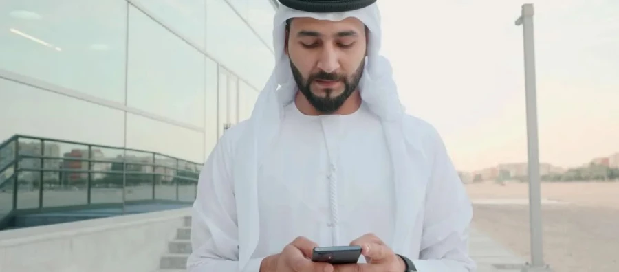 Multas millonarias para anunciantes en los Emiratos Árabes por promociones sin licencia ni permiso en redes sociales